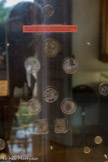 <center>Musée des Monnaies et Médailles Joseph Puig</center>Monnaies de nécessité  des insurgés Espagnols (1808-1810). Une monnaie de nécessité est un moyen de paiement émis par un organisme public ou privé et qui, temporairement, complète la monnaie officielle (pièces et billets) émise par l'État quand celle-ci vient à manquer. C'est aussi une expression générique pour qualifier des outils de paiement prenant des formes et utilisant des matériaux variées : bon, jeton, carton, timbre postal, porcelaine, verre, etc