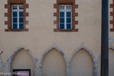 <center>Le couvent des franciscains.</center>L'enfeu est à la fois un lieu de sépulture familial et privé, un espace consacre et un édifice commémoratif. Il matérialise fa tombe des familles les plus aisées, les autres sont enterres dans l’espace central du cloître, à même la terre pour les plus modestes.