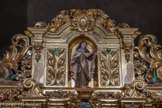<center>Le couvent des franciscains.</center>Le registre supérieur est occupé par une niche centrale, encadrée d'ailerons en forme de feuillages ajourés. Au sein de celle-ci se trouve une statue en ronde- bosse représentant sainte Thérèse d'Avila. Ce dernier registre est sommé d'une volute de feuilles d'acanthe et de fleurs (tournesols et pivoines). On retrouve sur bon nombre de vestiaires de statues que Félix Escribà réalise, un motif de sgraffito assez typique représentant un réseau dense de lignes ramifiées, enroulées sur elles-mêmes, et formant des petits disques aux extrémités que l'on le retrouve sur la robe de sainte Thérèse.