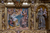 <center>Le couvent des franciscains.</center>à droite celle de saint Antoine de Padoue et l'Enfant Jésus. Ce premier registre est encadré par des guardapols ajourés et délimité en partie supérieure par un entablement orné en son centre du médaillon armorié des commanditaires de l'œuvre.