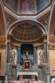 <center>Église Saint-Matthieu</center>Chapelle des Saintes Épines. Un beau Christ du XVIIIe siècle dans le maître autel, auprès d'une Vierge des Douleurs (début XIXe).