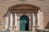 <center>Notre-Dame de la Réal.</center>L’église de la paroisse royale (real), à proximité du palais, est construite dans la première moitié du XIVème siècle aux frais de la ville sur un terrain cédé par Jacques II de Majorque. Instituée en collégiale, puis abbaye, elle perdra ses privilèges à partir du XVIIème siècle et sera la première supprimée à la Révolution. La façade actuelle remonte au XVIIème siècle, lorsque le portail primitif gothique et sa galerie (aujourd’hui à l’église Saint-Jacques) sont remplacés par un portail classique à colonne doriques de marbre de Villefranche-de-Conflent encadrant une porte en plein cintre et un fronton en stuc (sans doute du XIXème siècle).