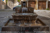 <center>Perpignan</center>Vestige du Moyen-Âge, la fontaine abreuvoir, près de lʼéglise La Réal et de lʼancienne halle au Blé, permettait aux animaux de sʼabreuver.