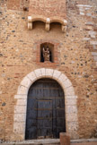 <center>Rivesaltes</center>Entrée sud. Au-dessus de la port, statue de Saint André.