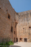 <center>Forteresse de Salses</center>Entrée où se trouvent tous les organes vitaux de la forteresse, lui assurant une puissance autonome, pour tenir par la force et dans la durée.  Il fallait tenir 40 jours, temps nécessaire pour que l'armée de réserve arrive.
