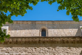 <center>La cathédrale Notre-dame de Nazareth</center>La façade du collatéral est sommée d'une belle frise de rinceaux et d'une corniche à faux modillons décorés de rinceaux et de palmettes. Au-dessus de la façade du bas-côté, et en retrait par rapport à celle-ci, la partie haute de la façade de la nef est édifiée en pierre de taille assemblée en grand appareil et percée de belle fenêtres ornées de fines colonnettes à l'ornementation torsadée dont les chapiteaux portent un arc en plein cintre très orné. Cette façade se termine par une frise plate composée de bandeaux séparés par des rangs de perles, et une corniche ornée d'oves, de denticules et de rais-de-cœur.