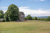 <center>Beauvoir-en-Royans</center>Emplacement du château delphinal : restes d'un mur des salles d'apparat. La résidence proprement dite comptait un grand nombre de bâtiments organisés autour d’une cour, reliés par des galeries parfois voûtées d’arcades et par des escaliers. Il existait au moins deux ou trois « grandes salles », pièces d’apparat et de prestige sans doute richement décorées, où l’on reçoit, mange, danse. Enfin, des pièces à usage domestique doivent être évoquées : cuisine au et basse, four, cellier et réserves.