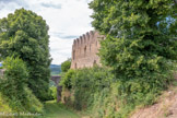 <center>Beauvoir-en-Royans</center>Le château delphinal. Le pont et l’accès au château. Il permettait également de faire communiquer le château proprement dit avec les jardins, propriété du dauphin. Une vaste zone de prés et de jardins séparait en effet la résidence princière de celles de ses sujets, groupées le long de la rue principale qui relie les portes de Ville et Champeverse. L’unique arche du pont laisse un passage de onze mètres de large.