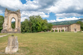 <center>Beauvoir-en-Royans</center>Le château de Beauvoir-en-Royans, résidence des dauphins de Viennois.
Rien ne destinait le château de Beauvoir à devenir résidence des princes du Dauphiné. Au XIIIe siècle, il n’est qu’un château seigneurial parmi d’autres, construit à l’extrémité d’un promontoire dominant la vallée de l’Isère et commandant l’accès de la plaine du Royans par le nord. Il devient delphinal en 1251, lorsque le dauphin Guigues VII, comte de Vienne et d’Albon, l’achète à Raymond Bérenger, seigneur de Royans. Les dauphins résident alors régulièrement à Beauvoir, mais c’est surtout à la faveur des trois derniers dauphins de Viennois (Jean II, Guigues VIII et Humbert II), entre 1308 et 1351, qu’il doit sa fonction de résidence d’agrément ou de palais, comme le nomment les textes. Humbert II apporte au château des aménagements conséquents et fait de Beauvoir, lieu de résidence de son épouse, le siège du Grand Conseil qu’il institue en 1336. En 1343, il donne une partie de ce palais.au couvent des carmes qu’il vient de fonder.
L’histoire de Beauvoir en tant que résidence princière s’arrête en 1351 lorsque Humbert II quitte définitivement le Dauphiné, devenu terre de France en 1349.