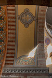 <center>La Basilique Cathédrale Sainte-Marie-Majeure</center>Sur la voûte du  presbytérium, une croix avec, juchées sur les branches, deux colombes tenant dans leur bec un rameau d'olivier, les lettres alpha et oméga suspendues aux branches. En dessous, l'inscription Salvus Mundi.