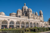 <center>La Basilique Cathédrale Sainte-Marie-Majeure</center>Vaudoyer puis Espérandieu mirent en harmonie la façade de ces « espaces commerciaux » avec celle de la cathédrale : le dessin des arcades de chaque magasin faisait écho aux arcatures du transept de la cathédrale tandis qu’un bel escalier à double volée agrémenté d’une fontaine en pierre de taille assurait la jonction entre, d’une part le podium de la Major, et d’autre part, les Voûtes et les quais où accostaient les navires de commerce.