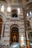 <center>La Basilique Cathédrale Sainte-Marie-Majeure</center>Sept marches font passer du transept aux sanctuaires du déambulatoire.
