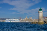 <center>Entrée du port de la Joliette.</center>Située à l'entrée du port, la Cathédrale affirme la position de Marseille comme porte de l'Orient.  A droite, la Désirade, élégante tourelle qui signale une pointe de rochers.