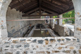 <center>La Tour-sur-Tinée. </center>Le lavoir communal. Bâtiment de 11,10 m de long et 5 à 6 m de large ouvert à l'ouest et à l'est par des baies en plein cintre. La façade méridionale est constituée d'une murette comportant deux ouvertures et supportant un pilier central.