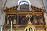 <center>L'église Saint-Martin. </center>Retable de Saint-Martin de Tours ou de l'Assomption. Il montre saint Martin sur le panneau central haut, représenté en évêque faisant le don de la Vérité. Saint Martin est représenté entouré des apôtres, saint Pierre avec ses clés, à sa droite, et saint Jean avec l'épée de son sacrifice, à sa gauche. Au-dessus du triptyque, dans un petit encadrement à fronton triangulaire, nous avons un Dieu le Père à mi-corps.