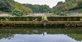 <center>Les jardins d'Albertas</center>Comme à Gémenos, c'est un site exceptionnel, un vallon, véritable théâtre de verdure et surtout la présence de l'eau, miraculeuse en Provence. Un sens aigu de l'architecture et des volumes transparaît dans la mise en forme du site ; terrasses, murs, bassins et plantations structurent le paysage et font référence à la fois à la tradition du jardin « à la française » et aux influences italiennes si présentes en Provence.
Ainsi les différentes terrasses ménagent des surprises successives au promeneur.