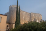 <center>Château de Suze-la-Rousse</center>Le château de Suze-la-Rousse est un château fort féodal du XIe siècle et une demeure seigneuriale style Renaissance du XVIe siècle.