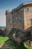 <center>Château de Suze-la-Rousse</center>Façade Ouest. On a une douve sèche creusée dans la roche. Au bas de la tour, on peut voir une canonnière. Au sommet, le chemin de ronde est muni de mâchicoulis.