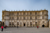 <center>Le château de Grignan. La cour d'honneur.</center>Les travaux des l6ème et 17ème siècles ont profondément modifié l’aspect militaire du château primitif. Le fils de Gaucher Adhémar, Louis Adhémar, gouverneur de Provence, commande la majestueuse façade renaissance.  Avec cette réalisation, l’ancienne basse-cour aux fonctions agricoles et domestiques a disparu au profit de la grande cour d’honneur d’un château de plaisance. Deux siècles plus tard le comte de Grignan François de Castellane Adhémar de Monteil, lieutenant général du roi Louis XIV au gouvernement de Provence, perce une grande porte dans cette façade. Démantelée à la Révolution française, la façade est restaurée par Marie Fontaine,  propriétaire des lieux de 1912 à 1937.