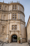 <center>Le château de Grignan. La cour d'honneur.</center>La tour du châtelet d'entrée. La façade présente trois travées de niches aux motifs antiques de coquille. Elles se rattachent par leur style au « pré-baroque » aixois et pourraient avoir été l'objet d’un chantier du milieu du XVIIe siècle. Au-dessus des bâtiments,  on peut voir des pots à feu, vases sculptés ornés d'une flamme.