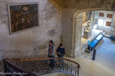 <center>Le château de Grignan.</center>L'escalier d’honneur, avec une rampe d'appui réalisée dans les années 1920 par le ferronnier d'art Luciano Zalaffi. Ce type d'escalier, appelé escalier suspendu à retours, aurait été mis au point par François Mansart, architecte du 17e siècle. Habilement situé, il est le seul à relier tous les espaces du château. Vandalisés pendant la Révolution et pillés au début du 19e siècle, le vestibule et l'escalier sont reconstruits dans les années 1920 par Marie Fontaine. La grandeur et la solennité de cet espace d'accueil sont renforcées par la présence d'œuvres monumentales. Trois tableaux aux scènes religieuses lyriques et édifiantes y côtoient des tapisseries. Sous Louis XIV, ce décor mural continue à être apprécié par la noblesse. Art démonstratif, la tapisserie répond également à un désir de représentation sociale.