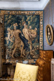 <center>Appartements grand siècle. Chambre d’Uzès.</center>Tenture de l'histoire d'Ariane. D’après Abraham Bosse (1602-1676) et Claude Vignon (1593-1670) Aubusson, 17e siècle. Si les scènes principales sont tirés de gravures d’Abraham Bosse (1604-1676), le paysage s’inspire de la nature aubussonnaise. Les décors bucoliques soulignent le charme naïf des personnages. C’est cette esthétique à la poésie fraîche et simple que j’apprécie dans les tapisseries d’Aubusson de cette époque. » Ariane et Erycine enlevées par Mélinte et Palamède. <br>A droite, scriban. France ? Pays-Bas ?, 19e siècle. Sapin, placage de loupe d'amboine et de noyer.
Œuvre récupérée à la fin de la Seconde Guerre mondiale et confiée par l’office des Biens et Intérêts Privés à la garde des Musées nationaux.