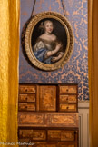 <center>Appartements grand siècle. Chambre d’Uzès.</center>Portrait présumé de Madame de Sévigné
Louis Elle, dit Ferdinand l’Ainé (1612-1689) France, 17e siècle Huile sur toile. <br>Scriban. France ? Pays-Bas ? 19e siècle. Sapin, placage de loupe d'amboine et de noyer.