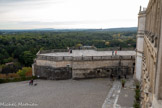 <center>Le Beau cabinet de Madame de Sévigné</center>Vue du cabinet. La cour d'honneur et la terrasse au-dessus de la collégiale. Au fond, la tour de Chamaret, dernier témoin de la forteresse féodale primitive bâtie entre le 12ème et le 14ème siècle.