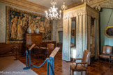 <center>Appartements grand siècle. Chambre à l'alcôve.</center>Construite à la Renaissance, cette chambre de parade devient, dans les années 1670, le cœur du nouvel appartement du comte de Grignan. Éloignée de l’agitation des pièces de réception du 1er étage, elle sert d’écrin à une vie de cour digne du représentant du roi en Provence. Conformément à la mode parisienne, un lit monumental était disposé dans une alcôve dont seul subsiste l’arc en anse de panier sculpté de feuillages.
Le lit à la française sommé de plumets et habillé d’un taffetas peint à la Chine, le bureau Mazarin, le cabinet marqueté et la scène finale de la tenture de l’Histoire d’Ariane, les noces, participent à cette mise en scène du pouvoir. Au fond, sous l'alcôve, prie-Dieu. France, 17e siècle.
Noyer sculpté aux moulures teintées en noir.