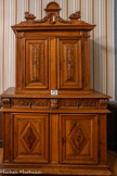 <center>Appartement ancien régime. Chambre de Madame.</center>Armoire à deux corps. France, 17e siècle Noyer et sapin sculptés.