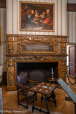 <center>Appartement ancien régime. Chambre de Madame.</center>Décor de cheminée en bois sculpté, France, milieu du XVIIe siècle, sapin, polychromie. Elle se compose d’un manteau sculpté de rinceaux de feuillages aux cornes d'abondance. Elle est caractéristique du goût des années 1630-1650 pour les cheminées monumentales au riche décor sculpté. Elle se trouvait au château de Montrouge (Loire). La hotte porte en son centre la devise de la famille Chirat de Montrouge, encadré de masque de satyre : « ni le temps, ni le feu, lor ne consommeront ; sous ses beaux astres d’or, nos roses durerons. » <br>Le Festin de Balthazar. Pietro Dandini (1646-1712). Italie, 17e siècle. Huile sur toile. 
<br>Table. Espagne, 17e siècle. Bois sculpté, incrustation de plaques d’ivoire gravée et d’ébène, fer forgé. <br>Chaise à bras. France, 17e et 20e siècles. Noyer et sapin, cuir.