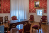 <center>Appartement ancien régime. Grand cabinet.</center>Le bureau de milieu, la commode et l’étoffe murale présentent des motifs naturalistes qui, associés à des formes amples et galbées, composent le répertoire traditionnel du style rocaille. Ces décors s’inspirent d’un inventaire de 1776, époque durant laquelle le château appartenait à Jean-Baptiste de Félix, comte du Muy, et à son épouse, Marie-Thérèse de Mison, dont le portrait orne l’un des murs. <br>Bureau plat, dit « de milieu » France, 19e siècle. Chêne et sapin, placage de bois de violette, bronze doré, cuir. <br>Chaises et fauteuils à la reine. France, fin du 19e siècle. Bois sculpté et doré, velours de soie. <br> Pendu au mur, portrait présumé de Marie-Thérèse de Mison, comtesse du Muy. France, 18e siècle. Huile sur toile.