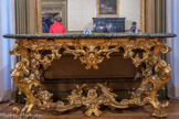 <center>Salle du Roi.</center>Console. Rome (Italie), vers 1730. Bois sculpté et doré, placage de marbre vert antique sur plaque de pépérin.