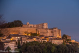 <center>Grignan.</center>Château de Grignan, côté ouest (bâtiments sur la cour du puits) et collégiale Saint-Sauveur.