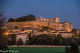 <center>Grignan.</center>Château de Grignan, côté ouest (bâtiments sur la cour du puits) et collégiale Saint-Sauveur.