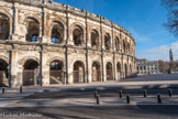 Le musée se trouve en face des Arènes. Le dialogue établi s’exprime à travers un jeu d’opposition et de complémentarité : deux géométries, deux matériaux, deux modénatures se répondent. Face à la masse de pierre et au dessin magnifique des arcs verticaux que Rome a légués, le bâti rayonne en une présence claire, lumineuse, une architecture contemporaine fluide et diaphane dont les drapés horizontaux semblent en lévitation sur le site et sur le jardin archéologique.