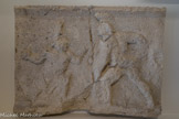 Relief avec combat de gladiateurs. Ier s. ap. J.-C. Moulage d'un relief ornant l'un des parapets de la galerie du premier étage de l'amphithéâtre de Nîmes.