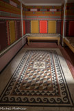 Un « cubiculum » (ou chambre à coucher). Sa mosaïque a retrouvé son décor mural coloré et son mobilier.