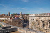 De gauche à droite : l'église Saint Paul, la Tour Magne, le lycée Daudet et les Arènes.