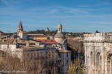 De gauche à droite : l'église Saint Paul, la Tour Magne, le lycée Daudet et les Arènes.