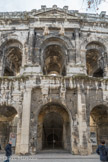 Les Arènes. <br> Une entrée surmontée de deux bustes de taureau.