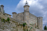 <center> Lussan.</center> La famille d'Audibert de Lussan entreprend au XVe la construction d’un deuxième château sur le plateau puis d’un troisième, plus confortable, face à la source de « Fan ». Cette famille, alliée aux Montmorency, verra au XVIIème siècle sa seigneurie érigée en Comté. Début XVIIIe, par les noces de Marie Gabrielle d’Audibert de Lussan, la famille s’allie à la maison d’Angleterre.