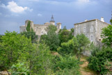 <center> Lussan.</center> Du parapet qui surmonte l’ancien rempart, nous pouvons observer la façade ouest du château du XVe siècle et son campanile du XIXe siècle.