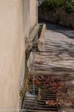 <center>Saint-Laurent-la-Vernède.</center> A l'extérieur, l'eau arrive dans un abreuvoir courant le long de deux des côtés du lavoir. Les bêtes venaient y boire.