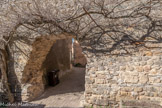 <center>Saint-Laurent-la-Vernède.</center> Le cimetière situé intra-muros (sous nos pieds) fut déplacé à l'extérieur au cours du XVIe siècle. La première mairie républicaine appelée « Maison du peuple » fut construite pendant la révolution. L'église (gleiso), une petite chapelle, était intégrée dans l'édifice fortifié. Le chemin de ronde traverse celle-ci au-dessus de la nef.L'église est agrandie au milieu du 19ème et surélevée, sa façade est avancée de 6 mètres. Cela a pour effet de condamner l'entrée nord du Fort, ce qui empêche l'air de circuler et les récoltes en charrettes d'êtres engrangées. Il est alors décidé, par compromis, d'aménager trois ouvertures ou 