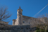 <center> Lussan.</center> Perché sur un rocher calcaire dominant la plaine d’une cinquantaine de mètres, Lussan est au cœur des garrigues gardoises. Ce site stratégique, dominant la rivière Aiguillon, est occupé depuis l’époque gallo-romaine.
La route des Helviens, une des six principales voies romaines qui partaient de Nîmes, passe en contrebas du village, reliant Nîmes (Nemausus) à Aubenas (Albenate) et Alba-la-Romaine. Le nom de Lussan vient du nom gallo-romain de Lucius, un ancien propriétaire du village.