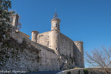 <center> Lussan.</center>Une unique route monte au village protégé par un château médiéval du 15ème siècle au profil altier, il héberge aujourd'hui Hôtel de ville.