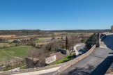 <center> Lussan.</center> Le plateau de Lussan, d'une altitude moyenne de 300 mètres, présente un tapis végétal caractéristique de la Garrigue où se mêlent les essences méditerranéennes de chênes verts, genévriers, chênes kermès et buis et riche en plantes aromatiques comme le thym ou la lavande.