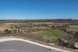 <center> Lussan.</center> Espace traditionnel du pâturage, il est encore aujourd’hui parcouru par les troupeaux de chèvres et de moutons. Les coteaux ont été des lieux d’implantation privilégiée pour l'installation de hameaux. Au nombre de dix, avec le village et les mas, ils composent la commune de Lussan qui s’étend sur une superficie de 4 700 hectares.
L’espace agricole est occupé par les cultures céréalières et fourragères, des oliviers, des chênes truffiers et ponctuellement par des mûriers qui témoignent du passé séricicole de la commune au XIXème siècle. Au fond, le mont Ventoux.