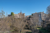 <center> Lussan.</center> Du parapet qui surmonte l’ancien rempart, nous pouvons observer la façade ouest du château du XVe siècle et son campanile du XIXe siècle.